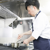 ≪料理を手掛けるシェフの真剣なまなざし…≫ホテルで磨かれた技術を持つシェフが、心を込めて料理を仕上げています。美味しい洋食をお楽しみください！