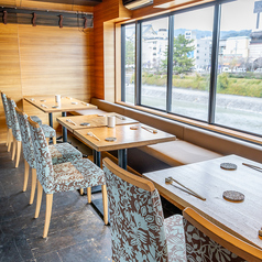 おばんざいと焼き鳥 まんざら団栗橋 河原町鴨川沿いの雰囲気1