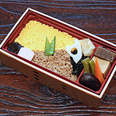 二色弁当(とりそぼろ)
