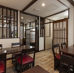 【テーブル席 3席(1席2~13名様まで)】グループでのお食事にご利用いただける快適なテーブル席をご用意!楽しいひと時をぜひ★