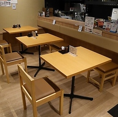 少人数からグループまで、さまざまなシーンでご利用いただけるテーブル席です。ゆったりとした空間で、自慢の鰻重を心ゆくまでご堪能ください。ご家族での食事はもちろん、友人とのひとときにも最適です。