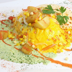 【贅沢2色ソース】じゃがバタ明太とチーズ＆ほうれん草のオムライス 1,650円（税込 1,815円）