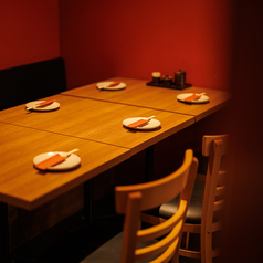 5～6名様用のお席は、温もりあふれる落ち着いた雰囲気が魅力です。プライベート重視の方にぴったり。お子様連れも大歓迎ですので、女子会やママ友会にも安心してご利用いただけます。大切な時間を、心地よい空間でお楽しみください！