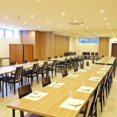 20名様～30名様の中規模な宴会にぴったりの、独立した空間をご用意。周囲を気にせず、仲間内だけで心ゆくまで楽しめるプライベートな雰囲気が魅力です。音響機器・マイク・プロジェクターも利用でき、同窓会やサークルの集まりにもおすすめです。