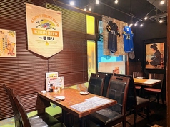 窓際の落ち着いたテーブル席あります