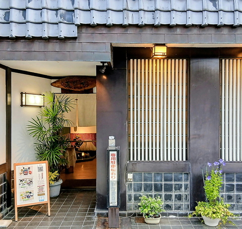 昔は花街として栄えた「田辺新地」の入り口にあります。＊表と裏に駐車場あり