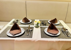 4名様がけのテーブル席。ご家族、ご友人打ち合わせ等で幅広くご利用くださいませ。