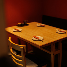 2名様に最適なカウンター席。温かみある灯り店内、落ち着いた和モダンカジュアルな空間は、お連れ様に褒められ間違いなし。