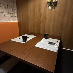 木の温もりを感じる落ち着いた雰囲気の2名様個室。周囲を気にせず、ゆっくり語らえるプライベート空間です。デートや記念日など特別な日のお食事にぴったり。やわらかな照明が上質な時間を演出します。カップルやお友達との食事にも人気の一席です。