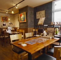 2つの空間で、シーンに合わせて使える店内