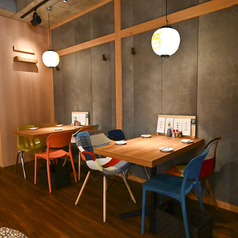 店内奥のテーブル席は落ち着いた雰囲気でデートや、風情あふれるプライベート空間を演出します。