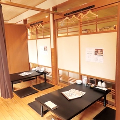 会社の宴会や地域の集まり、ご親族での会食など、20～30名様でのご利用に対応可能な広々とした座敷席をご用意しています。貸切感覚で利用できるため、周囲に気兼ねなく、思い出に残るお時間をお過ごしいただけます。幹事様も安心の、落ち着いた宴席に最適です。