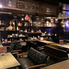 広めのテーブル席で、落ち着いた照明が醸し出すリラックスした雰囲気を楽しめます！楽しい会話をゆったりと交わしながら、心地よい時間をお過ごしいただけます♪美味しいお食事やお酒を楽しみながら、特別なひとときを存分にお過ごしください！