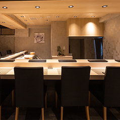 凛とした雰囲気のカウンター席は、静謐な空間で心を落ち着けることができます。お一人様でも安心してご利用いただける環境で、ゆったりとした時間を楽しむことができる特別な場所です。おしゃれな雰囲気の中、ぜひご利用ください。