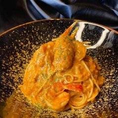 ズワイガニと海老のトマトクリームパスタ