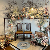 【フォトスポット】わんちゃんのお写真が撮れるフォトスポットをご用意しております♪贅沢で華のある空間がわんちゃんの愛らしさを引き立てます。ご友人のわんちゃんたちや、SNSで繋がっている知り合いとのオフ会にもご利用いただけます◎思い出に残る素敵なひとときをお過ごしください♪