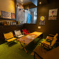 会社帰りのちょっとした飲み会にも使いやすい4名席♪キャンプ場さながらの居酒屋で楽しい時間をお過ごしください。