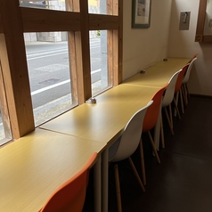 1名様×8のカウンター席をご用意しております。お一人様でも過ごしやすいお席となっております。昼はほっと落ち着くカフェ空間でゆったりとお過ごしいただけます。夜は気取らず過ごせるラウンジで、お酒や食事をご堪能いただけます。落ち着いた雰囲気の店内で素敵なご自分だけのための時間をお過ごしください♪