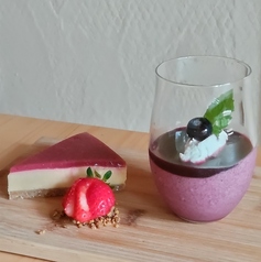 ホワイトチョコとクリームチーズのケーキ　ブルーベリーのムース＋コーヒーor紅茶orお好きなソフトドリンク