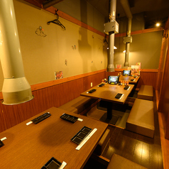 【会社宴会・打ち上げに☆】足元らくらく♪掘りごたつ式のお席は、ご家族はもちろん♪宴会や打ち上げなど大人数様でのご利用にもぴったりです！