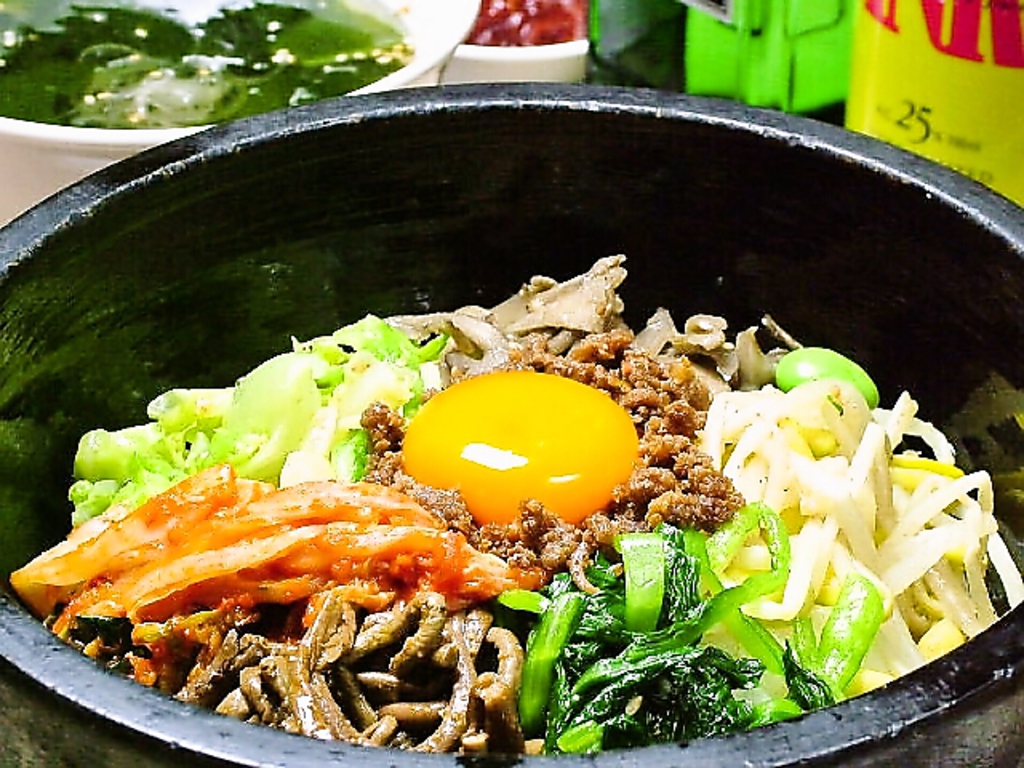 熱々でおこげが香ばしいボリューム満点の石焼きビビンバ。