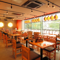 店内は広々とした空間で2名席もございます。お一人様でもゆっくりお食事やお酒を楽しんでいただけます！