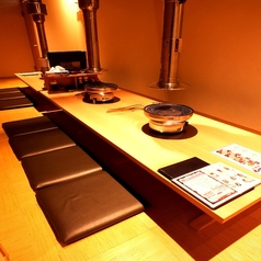 足を伸ばしてゆったりとおくつろぎいただける座敷席をご用意しております。小さいお子様も安心のお席になっておりますので、長時間の宴会やご家族でのご利用にも最適です◎温かい照明が心地よく、リラックスしてお食事を楽しめます。焼肉宴会をご検討の方に特におすすめです！