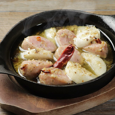 粗挽きソーセージと長芋のアヒージョ