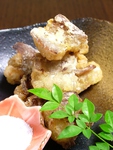常連さんは必ず注文するという【ホルモンの唐揚げ】外はカリッと中はぷりぷりの食感