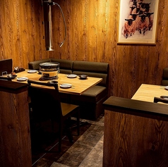 当店では、4人掛けの半個室席を2つご用意しております。ご家族でのお食事会やご友人グループでのご会食、女子会など、様々なシーンに最適なプライベート空間です。落ち着いた雰囲気の中で、周りを気にせずゆったりとお食事を楽しむことができます。大切な方々との特別な時間を、ぜひ当店でお過ごしください。