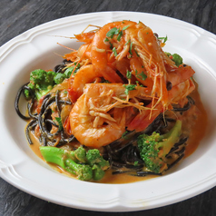 イカ墨を練りこんだスパゲッティ 天使の海老と季節野菜のトマトクリームソース