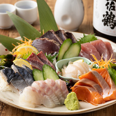 【自慢の海鮮】旬の鮮魚をお造りで！お酒との相性も抜群◎全国各地から取り寄せた地酒や焼酎と合わせてご賞味ください♪コースだけでなく単品でもご注文OK！お好みでどうぞ。