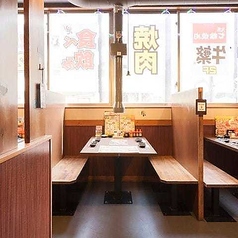 食事会や、誕生日、家族とのディナーにも気軽にご利用いただける落ち着いた雰囲気の店内。程良く区切られているので、まわりを気にせずお食事を楽しんでいただけるのも魅力。心もお腹も大満足の、絶品食材を心行くまでお楽しみください。