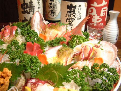 旬の魚貝と鮪と寿司を味わう店。毎日、新鮮なネタを仕入れています。