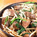 オーナー自ら手掛ける逸品の数々。お好みの料理とお酒を召し上がれ！