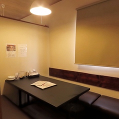 落ち着いた空間でゆっくりと過ごしたい方に人気のソファー席は、4～6名様まで対応可能。ご家族でのお食事はもちろん、女子会や気の合う仲間とのちょっとした集まりにもぴったり。テーブルを囲んで過ごす時間が、より和やかに感じられる心地よさ。リラックスしながら、美味しい料理と共に楽しいひとときをお過ごしください。