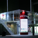 お店もわかり易い、すすきのオークラビルの南側、中通を挟んで隣りのビル２Ｆです。