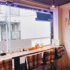 14席ございます。窓際のカウンター席も6席ご用意しています。貸切でのご利用も承ります。
