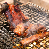 甘辛ダレをつけながら囲炉裏の炭火で焼き上げる骨付き肉は香ばしい匂いが食欲をそそります！