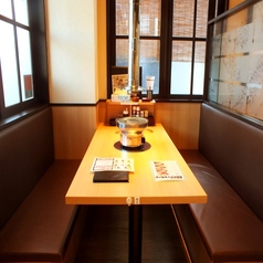 窓際に設けられたソファー席は、プライベート感を大切にした空間です♪ふかふかのソファーに深く腰掛け、ゆったりとお食事をお楽しみいただけます◎テーブル席には換気ダクトも設置され、快適な環境で焼肉を堪能できます。デートや少人数のグループでのご利用にぴったりです！