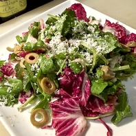 女子会で大好評！絶品サラダと豊富なお酒が楽しめます