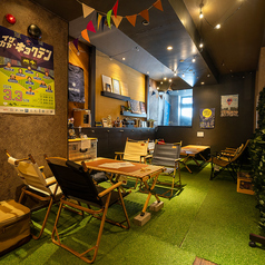 仕事帰りに立ち寄りたくなる！キャンプ場をイメージした居酒屋◎キャンプチェアに座り、芝生の上で食事を楽しめる贅沢な空間です。