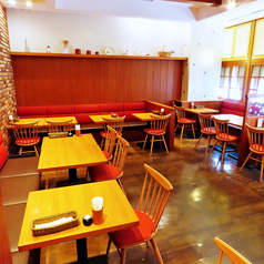 明るく清潔感のある店内で楽しい時間をお過ごしください！