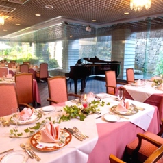 レストラン席はガラス越しには、緑豊かなガーデンと滝の流れが広がっております。
