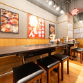 【4～6名様お席】人数に合わせてお席のご案内も可能。明るい店内は活気があり、温かみのある雰囲気です！気の合うご友人や仲間との楽しい飲み会にもぴったりです♪赤羽駅から徒歩2分の好立地で、アクセスも抜群です。