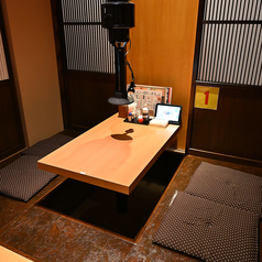 足を伸ばしてゆったりと寛げる掘りごたつ席は、リラックスしたいお食事の場に最適です◎4名様掛けのお席を6卓ご用意。親しいご友人やご家族との会食、少人数での飲み会にご利用ください♪落ち着いた雰囲気の中、心ゆくまでお食事をお楽しみいただけます。