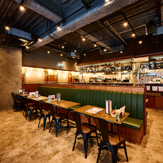 【誕生日・記念日等のお祝い事に】誕生日や記念日などの特別な日にもぴったりな、落ち着いた雰囲気のテーブル席。CONA特製のデザートプレートで、サプライズ演出もお任せください!特別な日にも使える落ち着いた雰囲気です◎