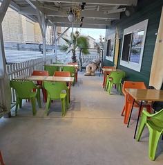 柔らかな陽射しが心地よく降りそそぐテラス席では、街の喧騒から少し離れた落ち着いた時間をお過ごしいただけます。季節の風を感じながら、香り高いコーヒーや焼きたてのスイーツを味わえる特別な空間です。おひとりでの読書や、友人とのゆったりとした語らいにもぴったりです♪