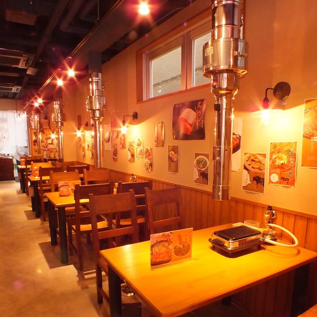 入口を抜けると、1階は焼肉が愉しめるテーブル席がお出迎え。