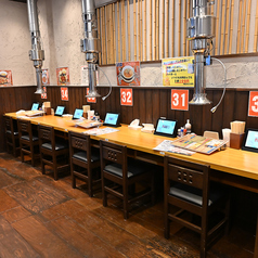 お一人様でも気兼ねなくご利用いただけるカウンター席は、全部で6席ございます◎ゆっくりと一人の時間を楽しむのにぴったりのお席です。お仕事帰りのサク飲みや、大切な方とのデートでのご利用にもおすすめ♪気の合う友人との会話も楽しめる、特等席です。